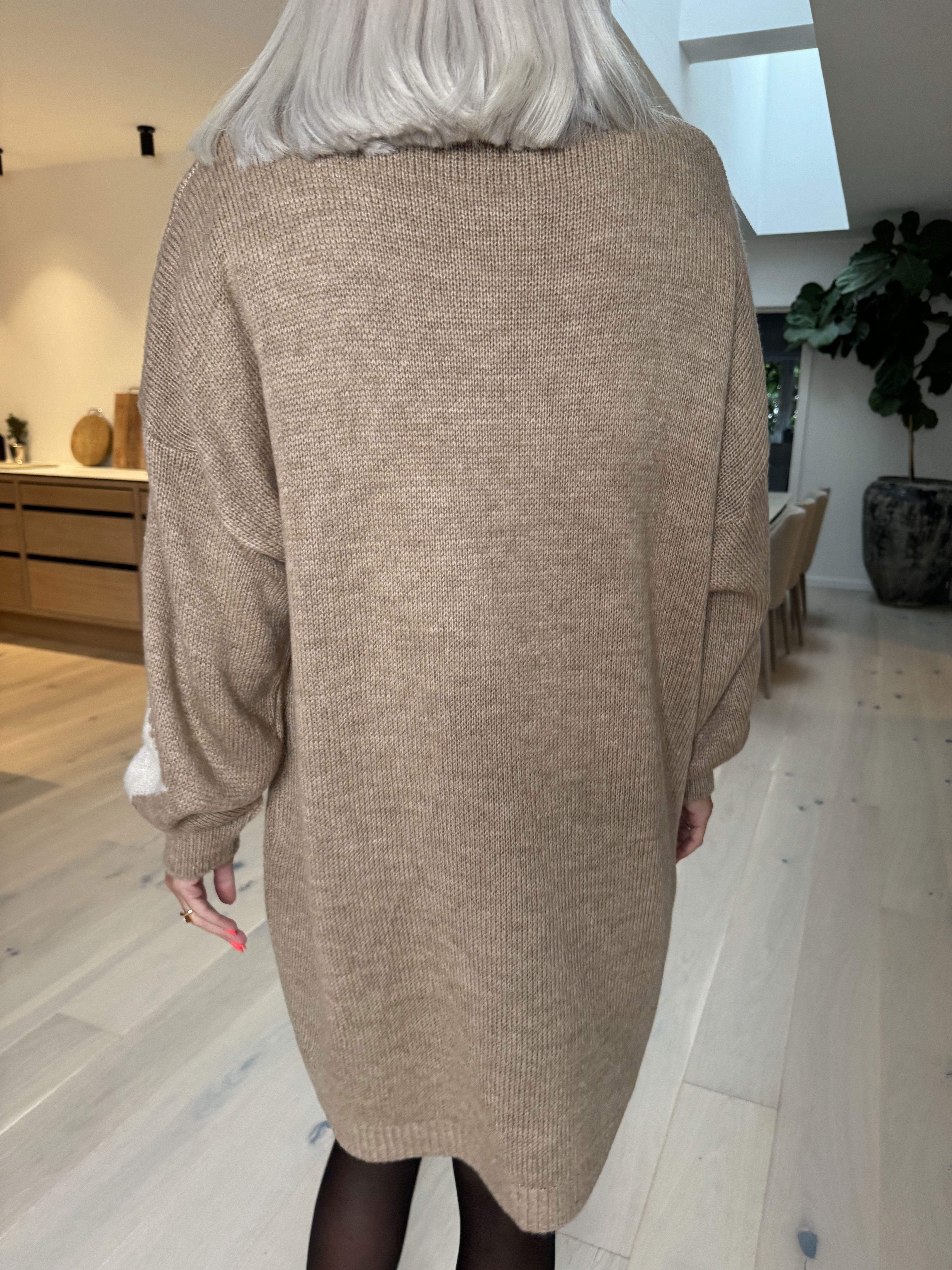 Zaria - Strikkjole med stjerner og v-udskæring